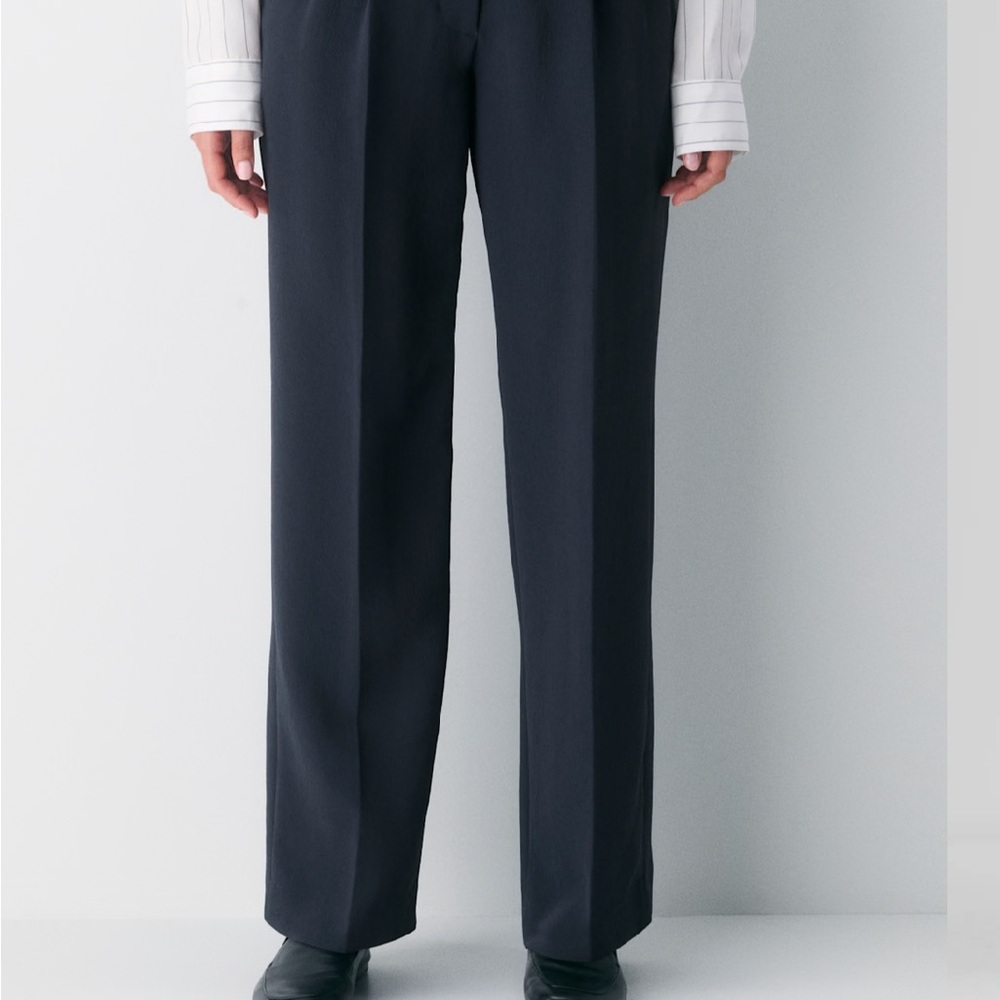 Aritzia Effortless Curve Pant Size 8 Navy